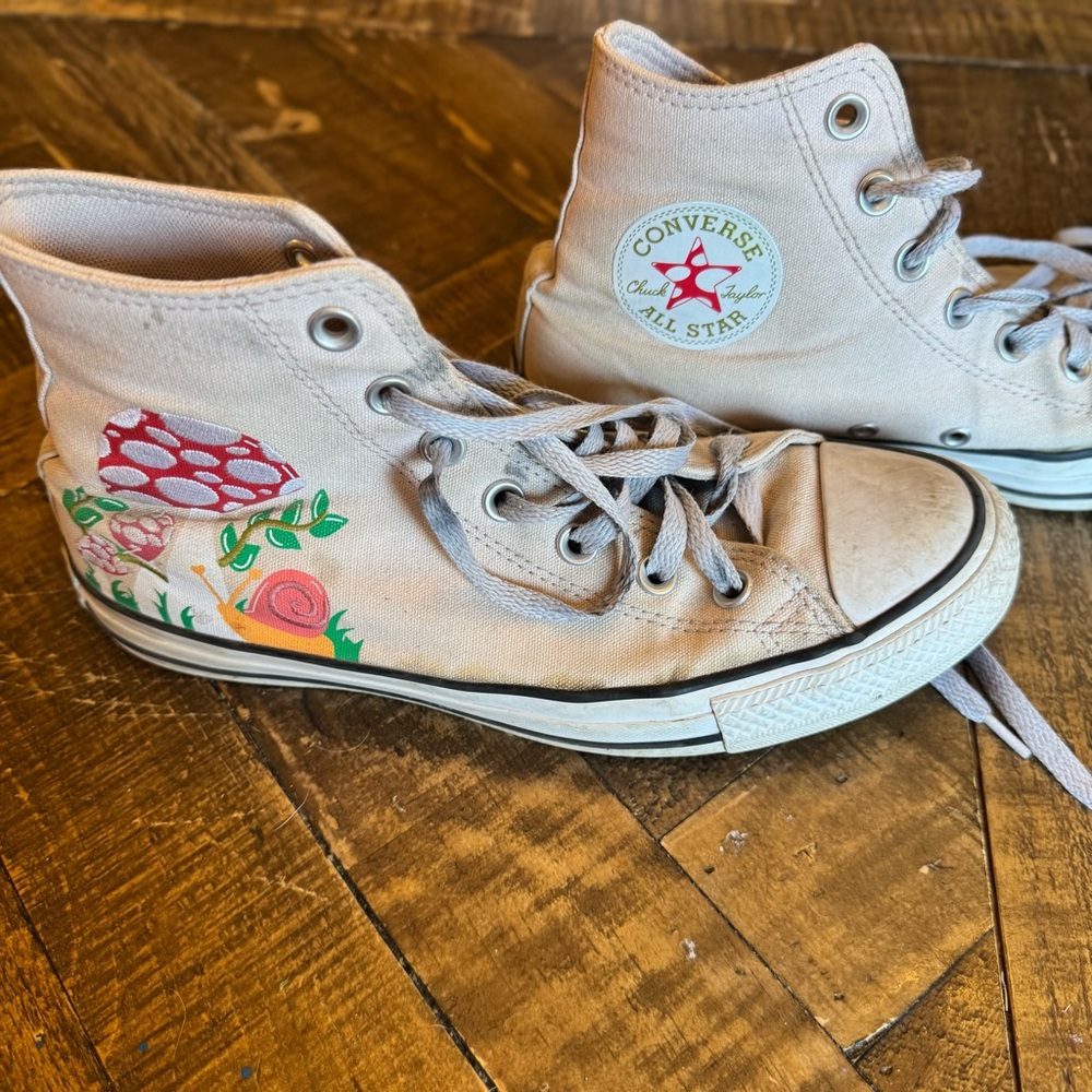 Pink mushroom converse size 8